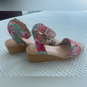 Fun, beachy wedge sandels by Alex Marie. Size 7.5.